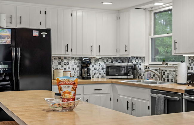 The Evergreen Escape by Avantstay Modern Cabin w Volleyball Court Hot Tub - Foto 15