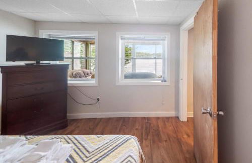 Family Lakefront Adventure House 3BR wFirepit & Scenic - Foto 56