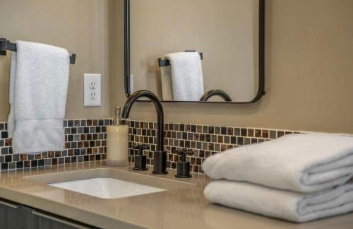 Timber & Tin G 2Bed 2Bath w Pool & Rooftop Deck - Foto 28