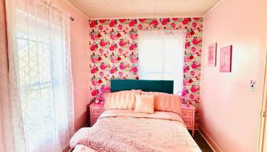 Barbie-1Bed1BathKitchDeckGrill-Sleeps Up to 4 - Foto 5