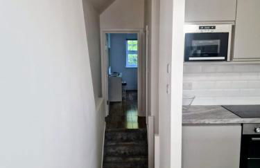 Bright 2-Bed Flat with Free Parking near Whetstone - Foto 4