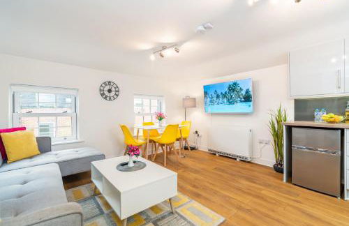 Town Center Apartment with 55” Smart TV+Netflix - Photo 1