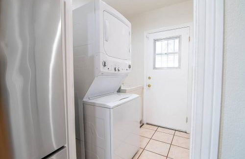 Updated 3-Bedroom LA Home with Backyard, BBQ & Family-Friendly Amenities - Photo 43