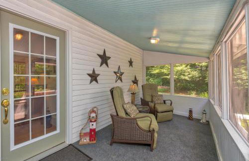 Little Stuga - Cute cozy cottage - minutes from downtown and Oval Beach! - Foto 1