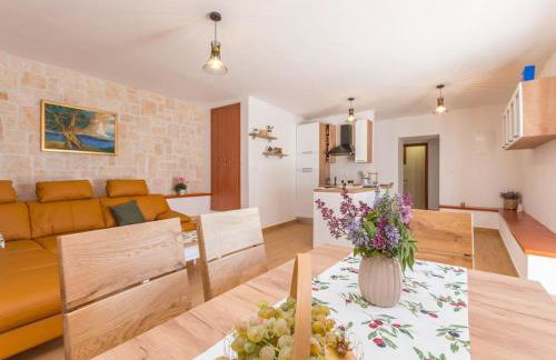 The Grandfather's courtyard villa with heated pool - Foto 8