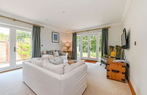 Woodland Cottage by inspirestays-com - Photo 8