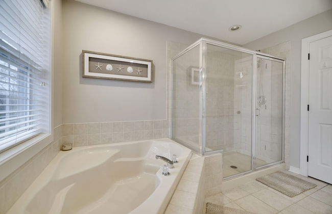 The Nest at Pinecrest by Avantstay Hot Tub Spacious Deck Game Room Fire Pit - Foto 33