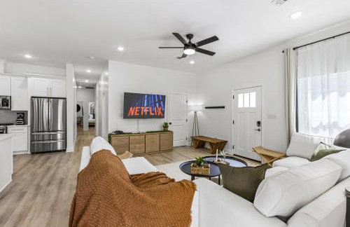 4BR Sleeps 12 Walk to Beach Pool Yard Dogs New 2023 Build - Foto 12