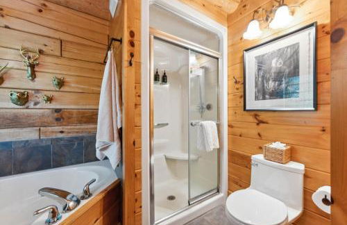 Little Pine Lodge a Smokies Hideaway - 1 mi to GSMNP - King Suite & Loft, Fireplace, Hot Tub & BEARS! - Foto 26