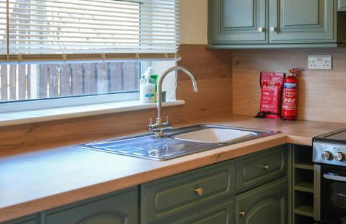 Stupton House, Large 3 Bed House that Sleeps 8 with Full Size Pool Table & FREE Parking - Hosted by Stay Host Save - Foto 21