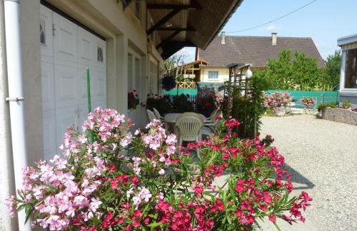 Gîte convivial avec terrasse abritée, 3 chambres, cuisine équipée, espace détente, proche autoroutes et pistes cyclables. - FR-1-744-6 - Foto 2