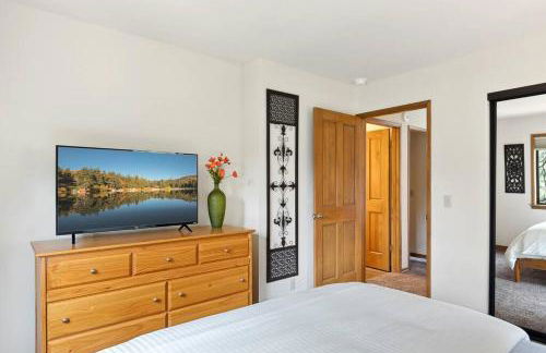 Cozy 3BR Dog-Friendly Cabin- Level 2 EV Chgr - Photo 37