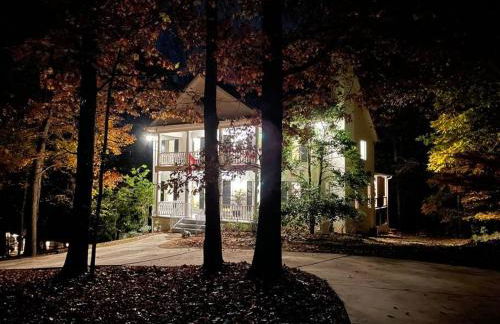 Large Luxury House, King Beds and More, Hot Tub, Theater, Fireplace, Game Room, Ping-pong, Pool Table, Air Hockey, Arcade, River, Big Kitchen, Nice Porch, Quiet, Good for Families and Large Groups, Near UGA Golf Course, Close to UGA & Stanford Stadium - Photo 68