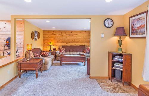 Cozy 2BR cabin near beach with deck fireplace. - Foto 26