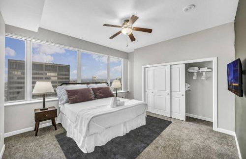 Luxury 21st Floor Penthouse | Great Downtown VIEWS - Photo 29