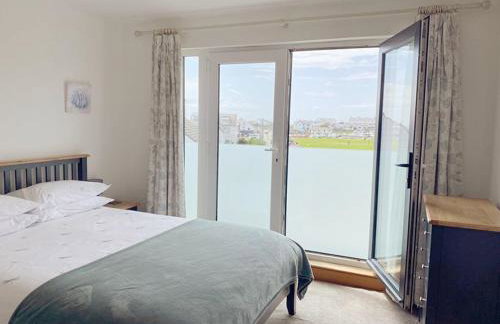 1 Y Bae - Top Floor Apartment - Photo 12