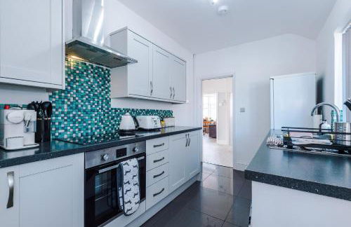 "Eastville Court Rhyl" by Greenstay Serviced Accommodation - A Cosy 2 Bedroom Bungalow with Parking, Dog Friendly, Close To Beaches, Shops & Restaurants - Ideal for Families, Friends, Couples & Business Travellers - Photo 5