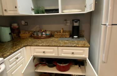 First Class Treatment Luxurious end unit Patio Pool Restaurant Bar on premises Steps away from Everything else! Spacious Condo Stocked with all You Need! - Foto 9