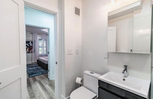 Designer Sun Filled Condo - Walk to Town - Foto 15