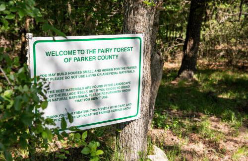 Hobbit Treehouse with waterfall on the Brazos River! 350 acres! Tubing! Petting zoo! - Foto 35