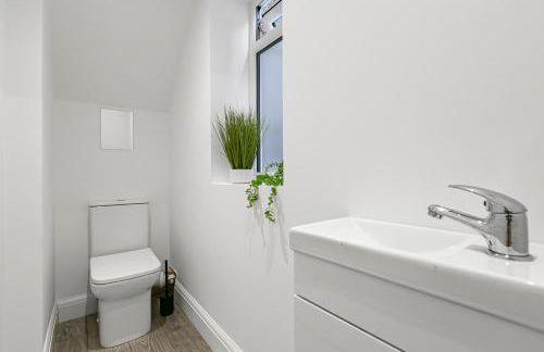 Spacious Detached House with 7 Beds Includes Ping Pong and Pool Table Sleeps 14 Free Parking - Foto 12