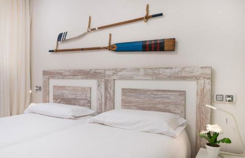 Cozy 2BR Retreat With Big Terrace, Peaceful Stay Minutes Away From the Beach - Foto 12