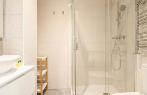 Bright Stylish 2BD 2BTH - CITY CENTRE - Photo 30