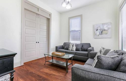Chic 3BR NOLA Retreat, Streetcar Access, Ideal for Families & Friends - Foto 6