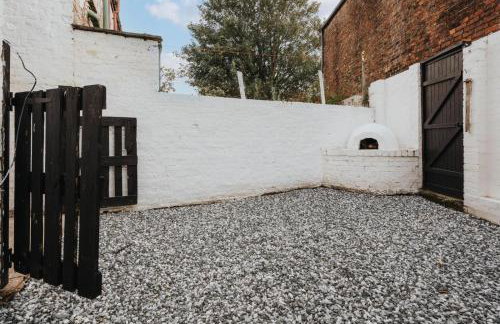 Liverpool Luxe Retreat 3 Bedroom House Next to Everton Stadium - Photo 11