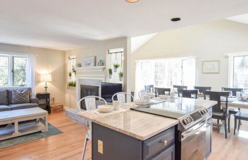 Beautiful Home Close to Ponds and Beach - Photo 8