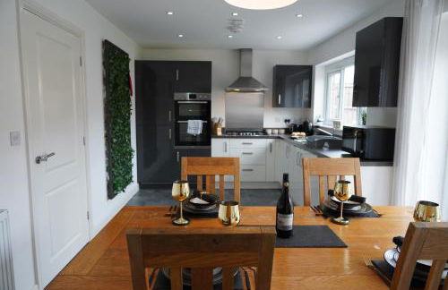 Rare find - new build 3 bedroom house near Cheshire Oaks - Photo 18
