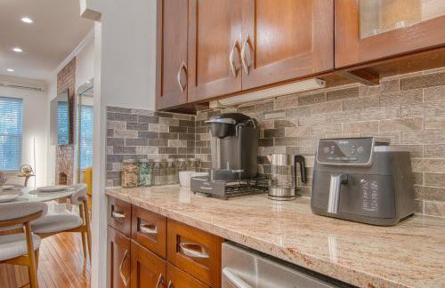 Bushwick Gem with Spacious King Bed, 2 Baths with Modern Kitchen & Steps to train - Foto 9