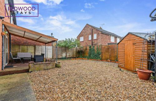 Cosy 3-Bedroom Serviced House with Free Fast WiFi and Parking for 2 Cars By Redwood Stays - Foto 30