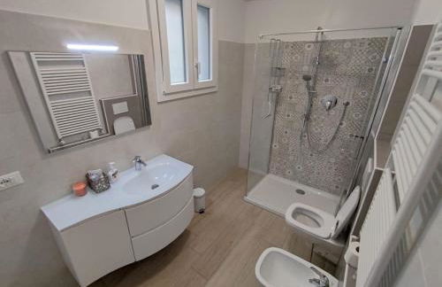 Grigio Perla Panigale, villetta con giardino, 3 camere, parcheggio privato fino 3 posti auto - Un oasi di tranquillità - Vicina all'Aeroporto, Unipol Arena e Fiera - Photo 25