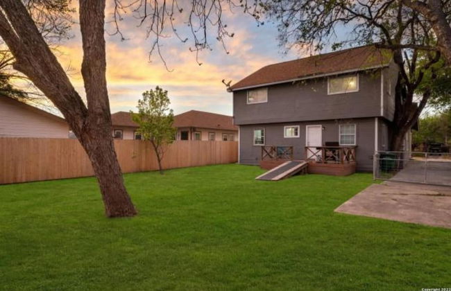 Experience Serenity in a 4BR 3BA Downtown Home - Foto 25