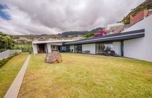 Vila Aguarelas with pool by Stay Madeira Island - Foto 40