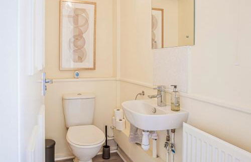 Central 2 Bed House w/ Garden and Free Parking! - Photo 8