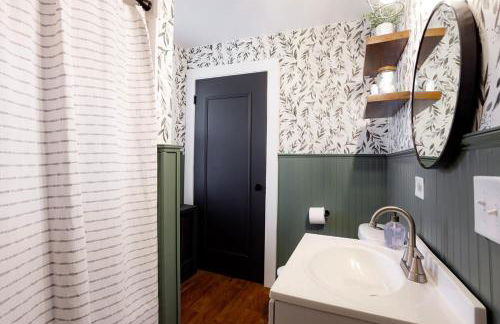 King Size Bed, Near Hwy, Work Desk, Close Parking - Foto 15