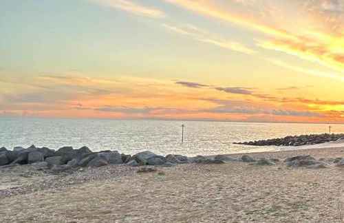 Your Seaside Escape at St Osyth Modern caravan with decking and wifi and parking Nr to Clacton on Sea - Foto 9