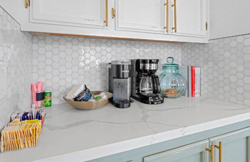 * Large Updated Waterfront Delta Manor Boat Dock * - Foto 6