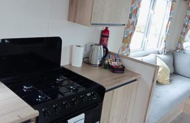 New 2 bed holiday home with decking in Rockley Park Dorset near the sea - Photo 14