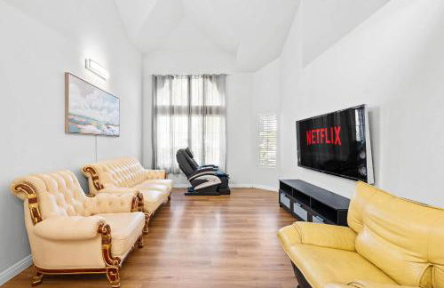 Stylish Home w Full Kitchen Garage Backyard - Foto 3