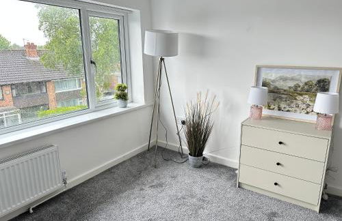 Cozy Family House 10 min from Manchester Airport - Photo 64