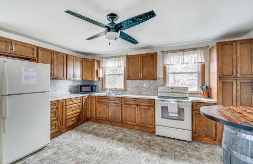 Cozy New York Farmhouse with Porch, Grill and Fire Pit - Foto 16