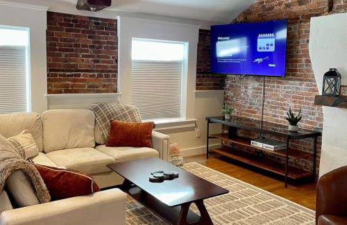 4 King Suites, Downtown, Outlets, Beach, Historic - Photo 48