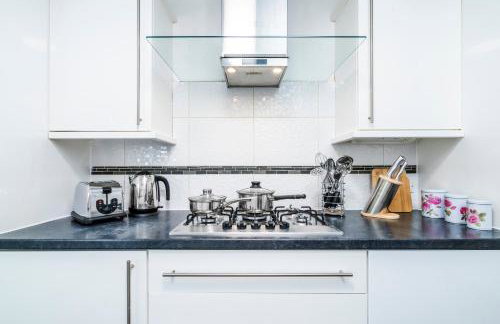 Mayflower 5-Bed Home, Contractors, Family, Harry Porter - Photo 10