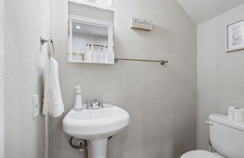 3BR Duplex - Walk to Bishop Arts - Fenced Yard - Foto 18