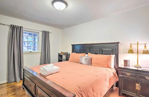 Deck with Fireplace Pet-Friendly Lake Lure Retreat - Foto 15