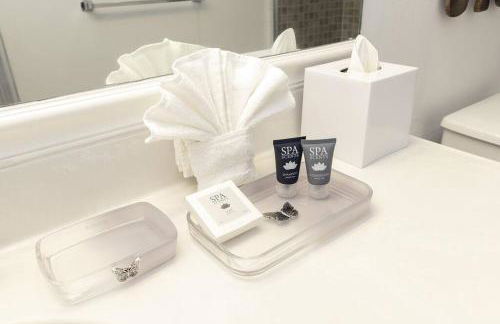 Stunning & Spacious Resort-Style Condo Across From Beach! - Foto 19