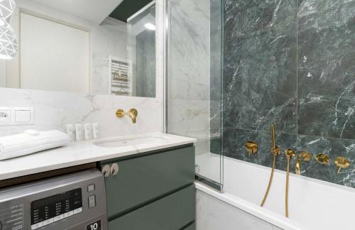 Elegant Apartment with Parking Space and Balcony by Noclegi Renters - Foto 21